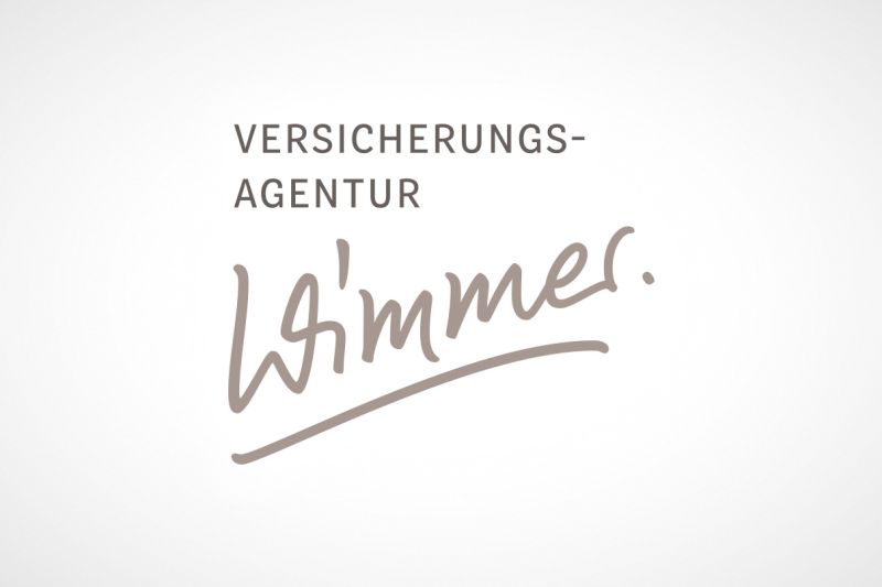 Logo, nur Text, "Versicherungsagentur" in serifenloser Schrift, darunter größer "Wimmer" in einer Schreibschrift, wie eine Unterschrift, beige